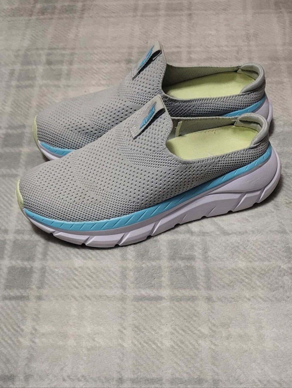 Avia Slip-On Knit Walking Shoes in Light Gray with Blue Trim Women's Size 6